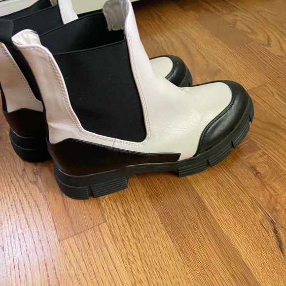 Boots - Picture 4 of 4